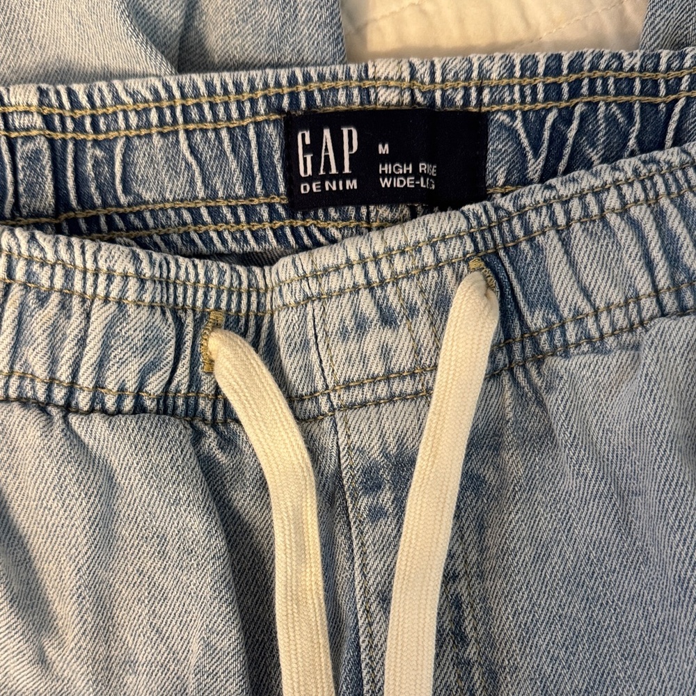 GAP women's high rise wide leg Light Wash Denim Jogger Jeans